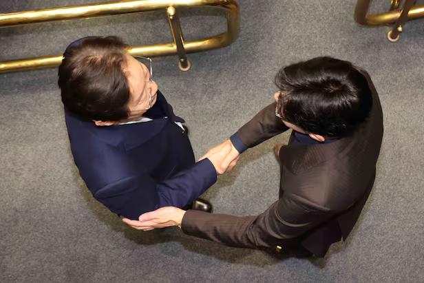 画面曝光！韩国会通过要求“解除戒严”决议后，朝野两大政党党首握手交谈