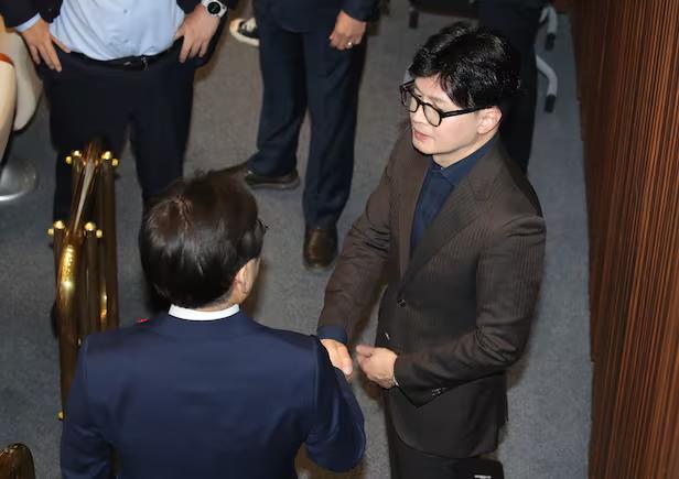 画面曝光！韩国会通过要求“解除戒严”决议后，朝野两大政党党首握手交谈