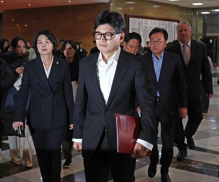韩国执政党将召开紧急议员总会 讨论总统弹劾案应对方案