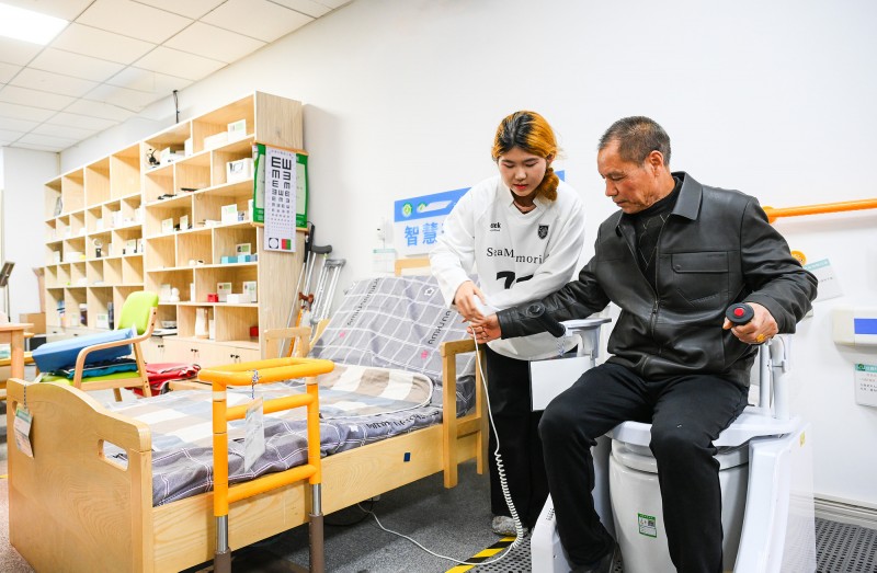 老年产品和服务消费空间巨大  银发经济正成为推动高质量发展重要引擎