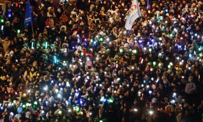 近15万人在韩国国会外集会,要求总统尹锡悦下台