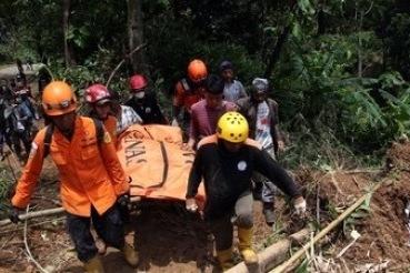 印尼西爪哇省山体滑坡灾害已致10人死亡