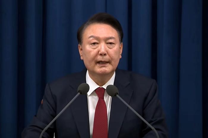 韩国国会通过要求迅速逮捕总统尹锡悦的决议案