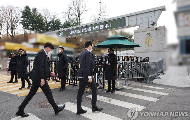 韩国警方进入总统府遭阻拦,对峙近8小时后撤离
