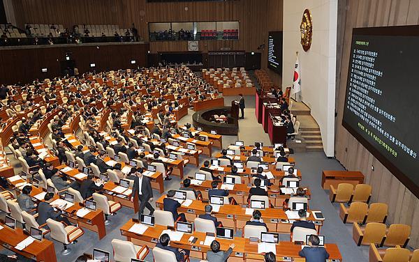 开始行动!搜查、对峙、逮捕、自杀未遂、文在寅发声 韩国局势动荡加剧