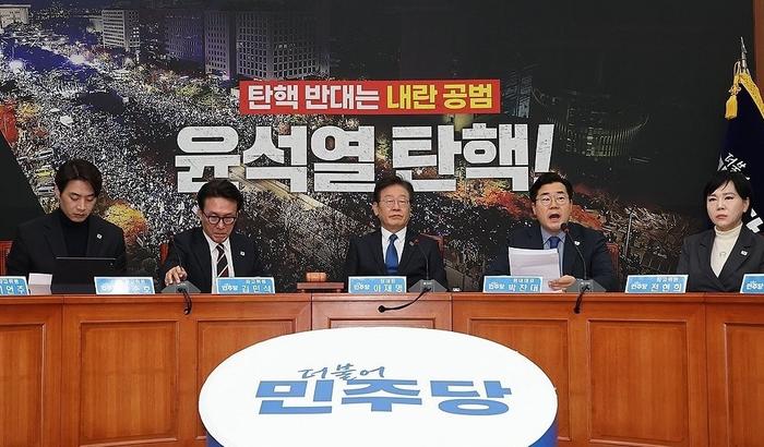 一文梳理!尹锡悦发表讲话称会奉陪到底,韩执政党党首回应“超乎预料”,决定赞成弹劾