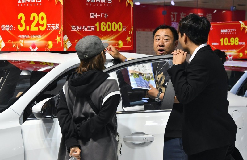 2025中国经济关键词丨“大力提振消费”位列明年重点工作首位 “两新”政策将加力扩围