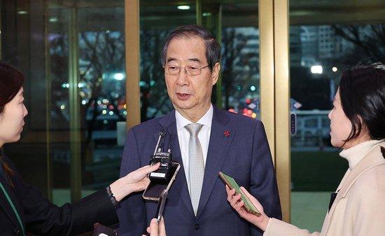 代行总统职权的韩国国务总理韩德洙发表对国民谈话