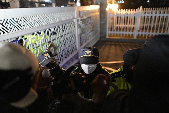 老上级出马辩护 主审法官偏保守 尹锡悦迎来峰回路转?