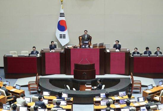 弹劾尹锡悦卡在流程上了!为何6个法官就不行