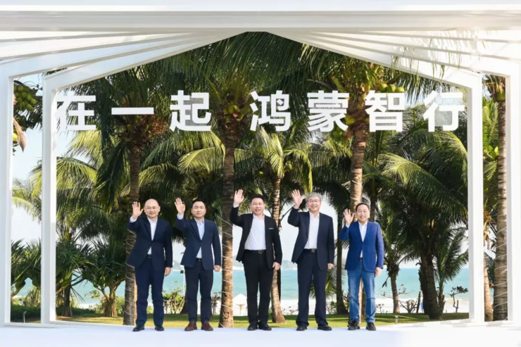 余承东自曝智界、问界有车型亏钱在卖，最高亏3万，暂时赔本也得赚吆喝；传苹果与腾讯、字节、智谱接洽大模型合作；极越员工获N+1赔偿丨雷峰早报