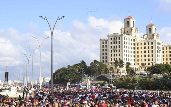 外媒:数万古巴民众在美国大使馆前示威抗议封锁制裁,年逾90劳尔·卡斯特罗参加游行