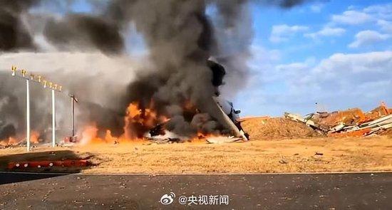 韩国客机着陆冲出跑道撞围墙已致179人遇难,资深机长解读:航班起降驱鸟很重要,机场跑道设计或有缺陷