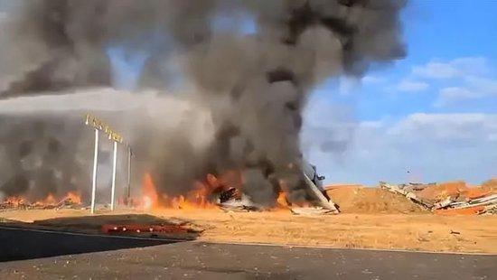 韩国客机着陆冲出跑道撞围墙已致179人遇难,资深机长解读:航班起降驱鸟很重要,机场跑道设计或有缺陷