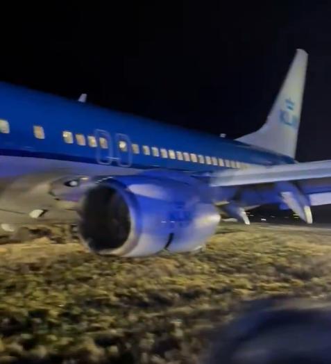 荷兰皇家航空公司一架波音737-800发生液压故障,冲出跑道,无人伤亡