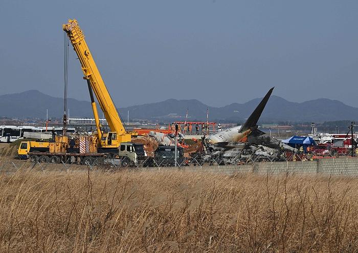 韩国客机碰撞起火事故已致167人死亡 仍有12人失踪