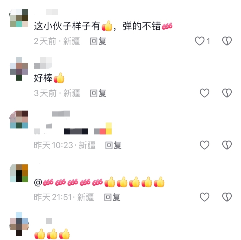新疆小巴郎公交车上弹奏冬不拉 网友：你自信的样子自带光环