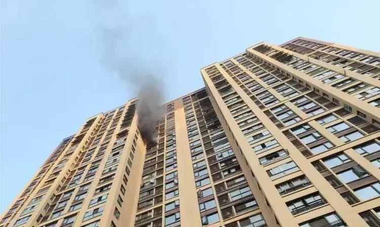 22楼黑烟直冒，整栋楼消火栓却没有一滴水……