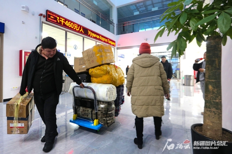 风雪无阻 乌鲁木齐国际陆港区人流物流畅行