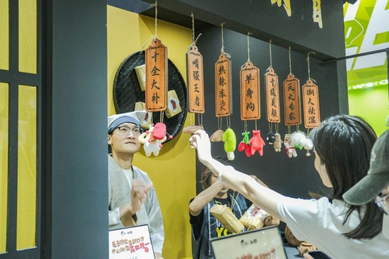 中国经济样本观察・“镇”了不起｜买玩具？到这里！“玩”出来的百亿元“情绪产业”