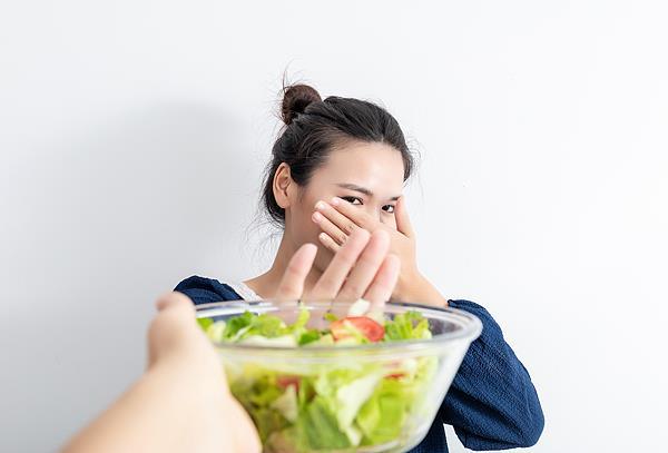 “睡前吃夜宵”和“饿肚子睡觉”哪个危害更大？真相竟然是……