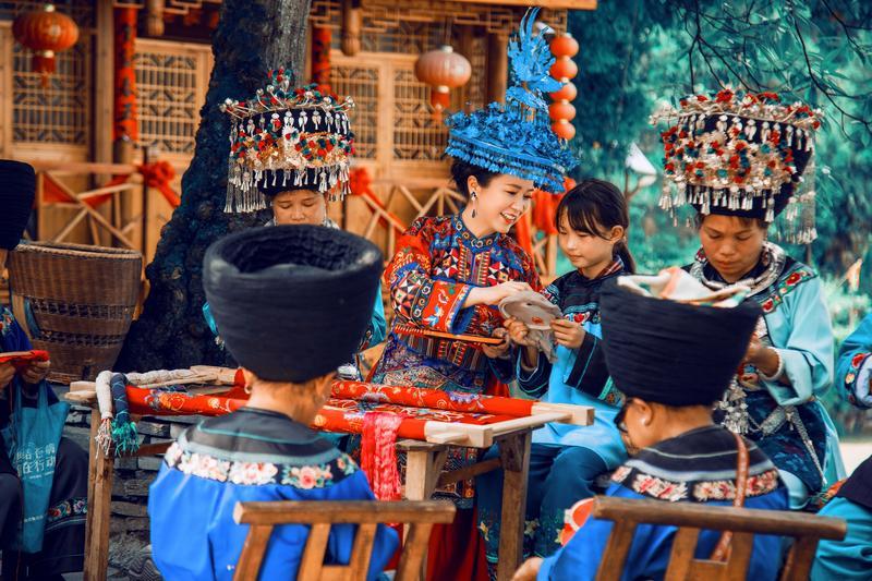 年轻人成带头人，非遗工坊从乡村走向世界｜文化中国行