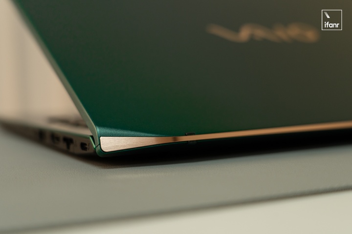 VAIO SX14-R 体验：碳纤维的艺术，轻到极致