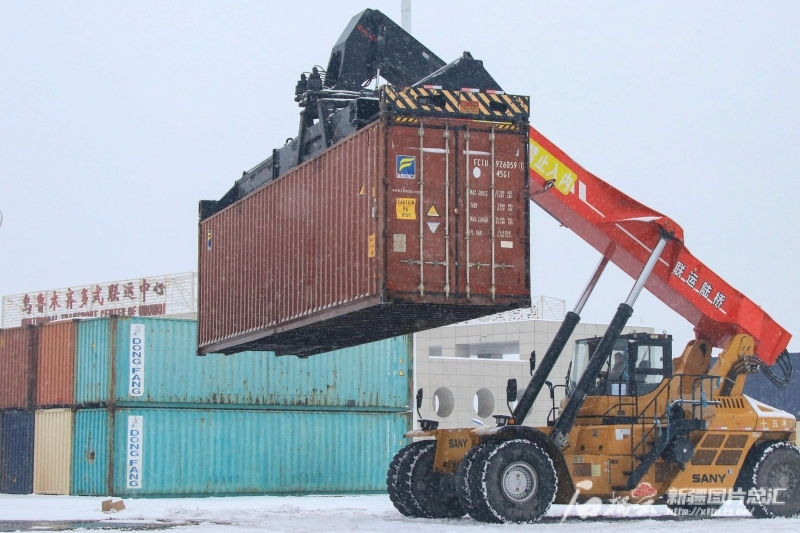 风雪无阻 乌鲁木齐国际陆港区人流物流畅行