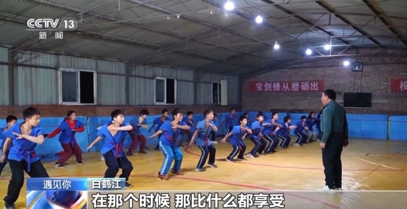 “面包小胖”在这里变肌肉小伙 68岁的“摔跤爷爷”免费教→