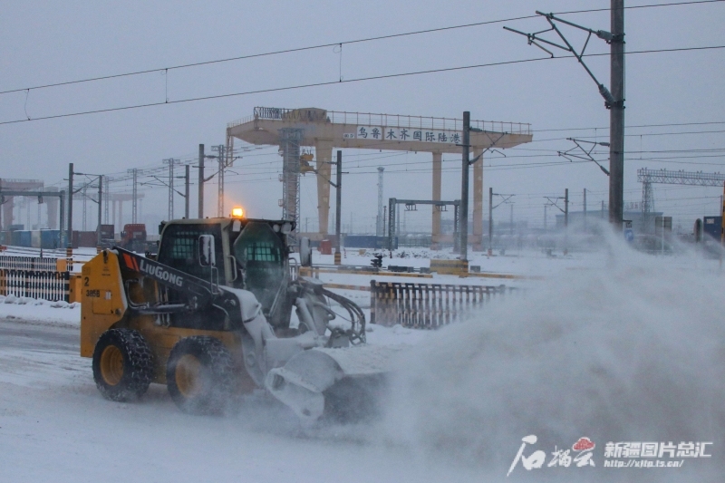 风雪无阻 乌鲁木齐国际陆港区人流物流畅行