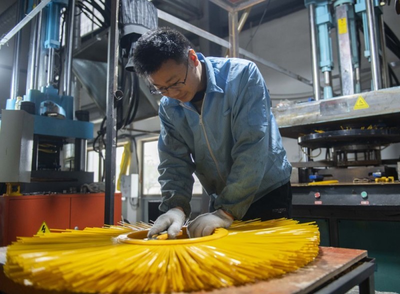 中国经济样本观察・“镇”了不起｜这几把刷子不得了！“刷”出百亿元大市场