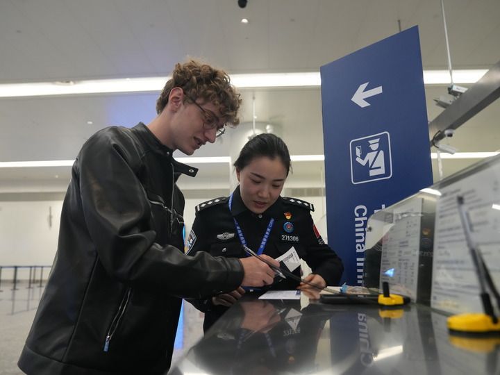 新华鲜报｜“China Travel”升级！中国过境免签政策全面放宽优化