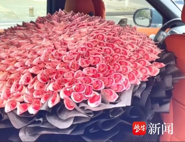 万元“现金鲜花”送女友图个啥？当心不知不觉成新型洗钱“帮凶”