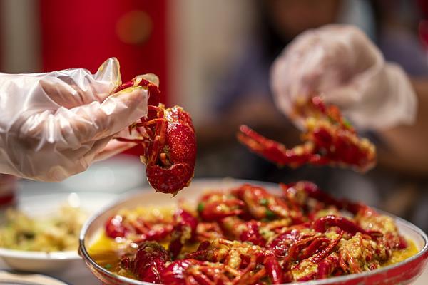 “睡前吃夜宵”和“饿肚子睡觉”哪个危害更大？真相竟然是……
