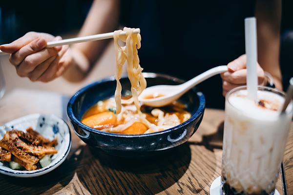 “睡前吃夜宵”和“饿肚子睡觉”哪个危害更大？真相竟然是……