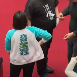 绿营民代被发现穿“简体字外套”，本人辩称是“日文汉字”，岛内网友嘲讽