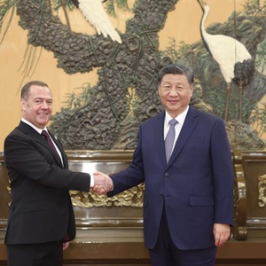 习近平会见俄罗斯统一俄罗斯党主席梅德韦杰夫