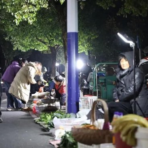 安徽绩溪县长谈“县政府门前开夜市”：摆摊没门槛，开放已成常态