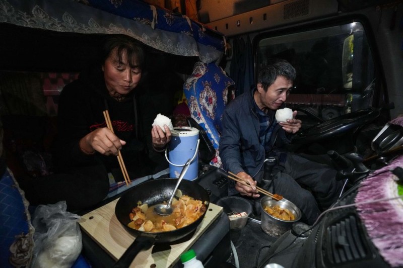 新春走基层・记者体验360行|1200公里！累并幸福着――新华社记者跟大货司机夫妇一起回家