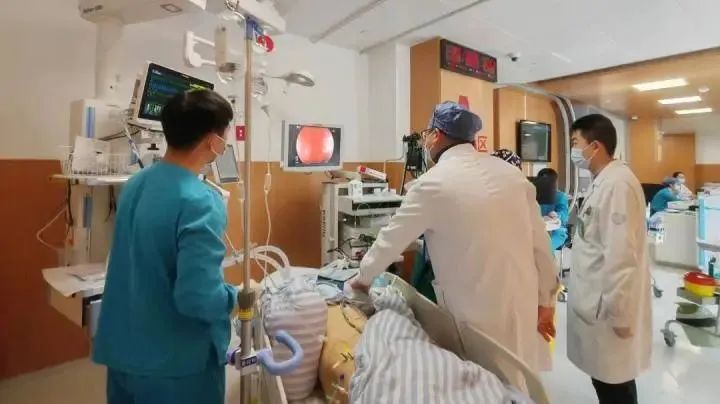 惊险！19厘米牙刷掉入胃中 过年别当“酒懵子”