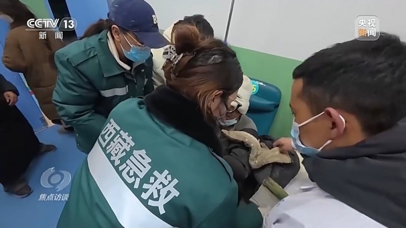 焦点访谈丨众志成城！多方力量汇聚西藏震区  守护群众平安