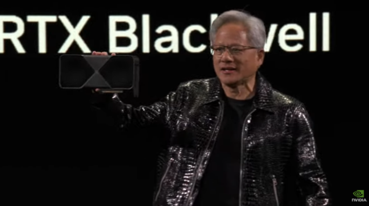 黄仁勋化身美队发布新「核弹」RTX 5090 ！售价 1.46 万，还有一台 AI 超级计算机 | CES 2025