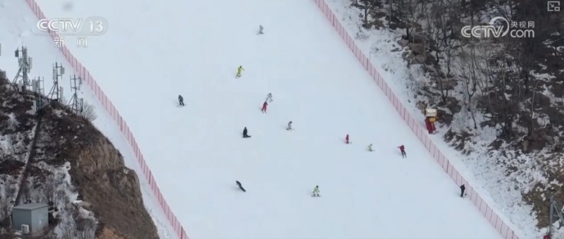 “滑雪+”牵手春节点亮“冰雪经济”  消费新场景持续火爆
