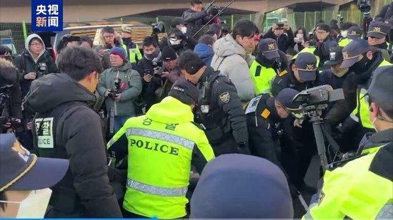 韩国警方开始强制驱离阻止逮捕尹锡悦的集会人员