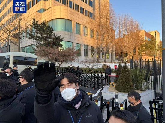 韩国警方开始强制驱离阻止逮捕尹锡悦的集会人员
