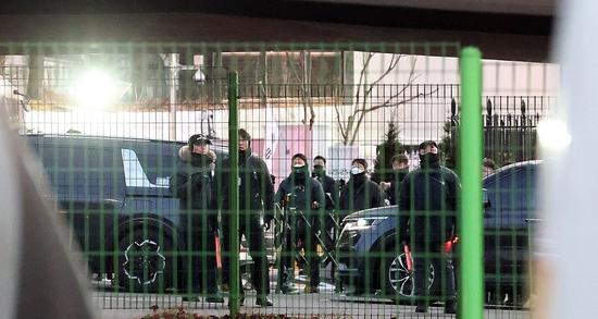 调查人员突破韩总统官邸内两道阻拦线 在官邸建筑前与警卫对峙