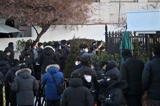 韩国调查人员同总统警卫发生肢体冲突 未进入尹锡悦所在建筑