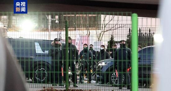 韩国调查机关人员同总统警卫部门对峙