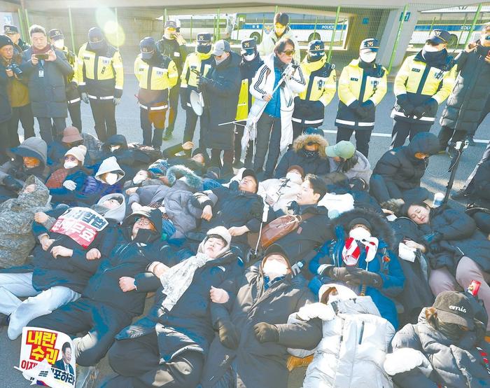 两派民众激烈对峙,两大政党同遭恐吓,尹锡悦支持者躺官邸前阻挠逮捕