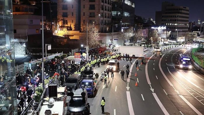 韩国公调处车辆已抵达总统官邸前道路,即将执行逮捕令